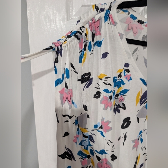 Lane Bryant White Floral V-Neck Sleeveless Top in Size 18/20 (2X) - Picture 3 of 8